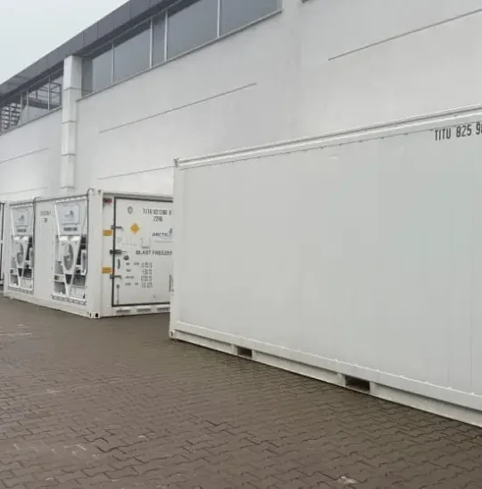 现场安装的温控 ArcticStore 集装箱，用于在 –18°C 下储存碳纤维，支持航空航天制造和可扩展的冷藏存储容量。