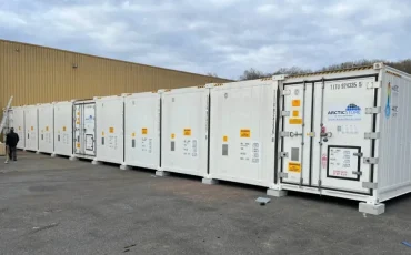 组成SuperStore单元的模块化冷藏集装箱安装