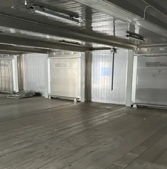 组成SuperStore单元的模块化冷藏集装箱安装