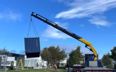 支持 DIY SOS Ireland 的 TITAN containers