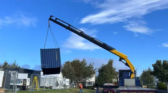 支持 DIY SOS Ireland 的 TITAN containers