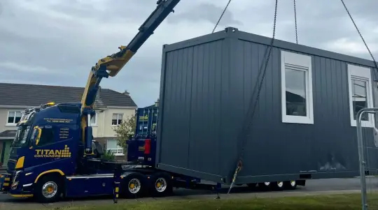 支持 DIY SOS Ireland 的 TITAN containers