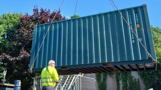 支持 DIY SOS Ireland 的 TITAN containers